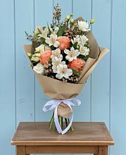 Букет цветов из:  Альстромерии, Лизиантусы, Розы и Хризантемы в Тайтурке