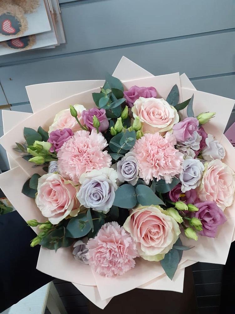 Букет цветов из: Розы, Гвоздики и Лизиантусы в Тайтурке